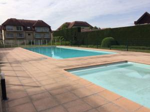 Swimmingpoolen hos eller tæt på Apartment Green Garden 23 - 204 with shared pool by Interhome