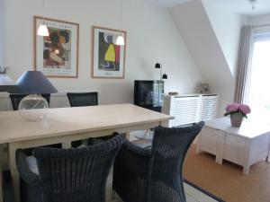 Et tv og/eller underholdning på Apartment Green Garden 23 - 204 with shared pool by Interhome