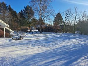 ØrstedにあるHoliday Home Alger - 450m from the sea in Djursland and Mols by Interhomeの雪に覆われた庭