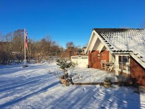 ØrstedにあるHoliday Home Alger - 450m from the sea in Djursland and Mols by Interhomeの旗の横の納屋