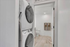 a laundry room with a washer and dryer in it at Dream Stay Near Crystal Bridges Museum & Amazeum in Bentonville