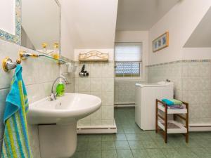 La salle de bains est pourvue d'un lavabo et de toilettes. dans l'établissement Apartment Robbe by Interhome, à Zinnowitz