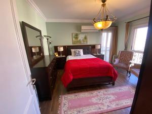 une chambre avec un lit rouge et un miroir dans l'établissement Elegant and Spacious Luxury Apartment in Al Rehab gated community, New Cairo, au Caire 79 autres photos