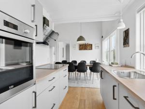 Köök või kööginurk majutusasutuses Apartment Sebiorn - 5m from the sea in Djursland and Mols by Interhome