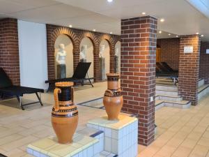 dos jarrones están expuestos en un museo en Apartment Lula inklusive Schwimmbad und Sauna by Interhome en Sankt Englmar