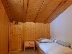 - une chambre avec deux lits et un plafond en bois dans l'établissement Apartment Tourbillon B 31 by Interhome, à Ovronnaz