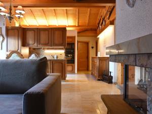 - un salon avec un canapé et une cheminée dans l'établissement Apartment Tourbillon B 31 by Interhome, à Ovronnaz