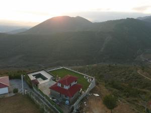 Una vista aérea de harika manzaralı havuzlu villa