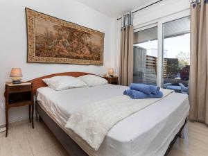 En eller flere senge i et værelse på Apartment El Moli by Interhome