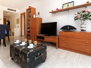 Et tv og/eller underholdning på Apartment El Moli by Interhome + 15 billeder