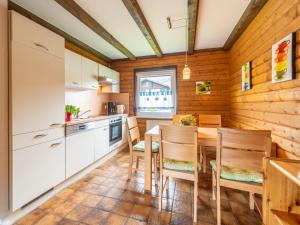Η κουζίνα ή μικρή κουζίνα στο Holiday Home Am Hohen Bogen-74 by Interhome