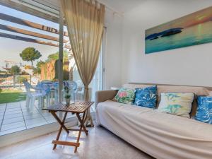sala de estar con sofá y mesa en Villa Tres calas 2 by Interhome en L'Ametlla de Mar