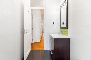 een badkamer met een wastafel en een spiegel bij Arroios - Second Floor in Lissabon
