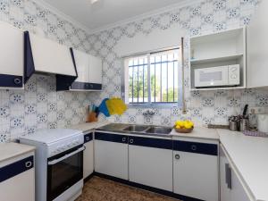 Η κουζίνα ή μικρή κουζίνα στο Holiday Home Villa Remedio by Interhome