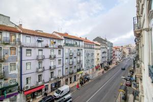 uitzicht op een straat met gebouwen bij Arroios - Second Floor in Lissabon