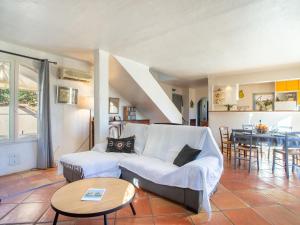 una sala de estar con un sofá y una mesa en Villa Les Mûriers by Interhome, en Cogolin