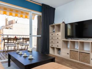 Μια τηλεόραση ή/και κέντρο ψυχαγωγίας στο Apartment Pescadors by Interhome