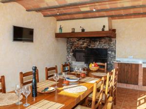 comedor con mesa de madera y chimenea en Holiday Home Can Borni by Interhome, en Vidreres