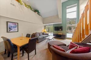 TV/trung tâm giải trí tại Palisades Tahoe Lodge Rentals Studio Loft #331