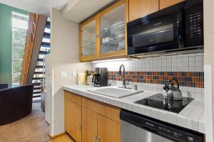 Nhà bếp/bếp nhỏ tại Palisades Tahoe Lodge Rentals Studio Loft #331