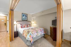 Giường trong phòng chung tại Palisades Tahoe Lodge Rentals Studio Loft #331 +10 ảnh