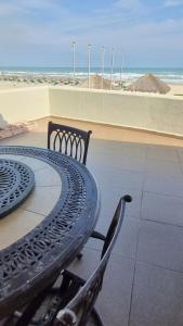 Carasol Villas y Suites Privadas في سيوداد ماديرو: طاولة وكراسي بجوار الشاطئ