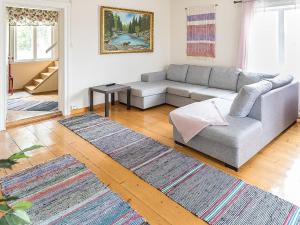 - un salon avec un canapé et une table dans l'établissement Holiday Home Lehtola by Interhome, à Mäntsälä