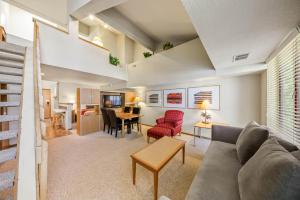Χώρος καθιστικού στο Palisades Tahoe Lodge Rentals Studio Loft #311