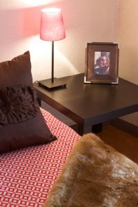 ein Bild eines Kindes auf einem Tisch neben einem Bett in der Unterkunft Le Chalet Viso Auberge gite in Arvieux