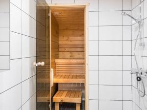 eine Sauna mit Holzbänken in der Dusche in der Unterkunft Holiday Home Pikkuporo f by Interhome in Saariselkä