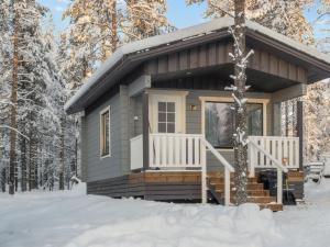 ein winziges Haus im Schnee in der Unterkunft Holiday Home Pikkuporo f by Interhome in Saariselkä