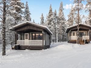 Ein paar winzige Häuser im Schnee in der Unterkunft Holiday Home Pikkuporo f by Interhome in Saariselkä