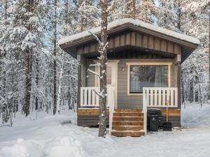 ein winziges Haus im Wald im Schnee in der Unterkunft Holiday Home Pikkuporo f by Interhome in Saariselkä