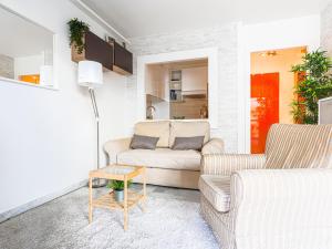 Sala de estar con 2 sofás y mesa en Apartment Les Arènes de Cimiez by Interhome, en Niza