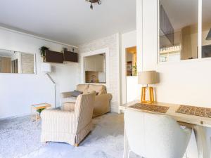 sala de estar con escritorio y sofá en Apartment Les Arènes de Cimiez by Interhome, en Niza