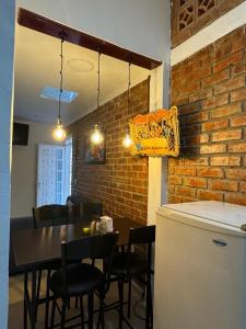 une salle à manger avec une table et un mur en briques dans l'établissement Apartamentos ANGEL'S, à Buga