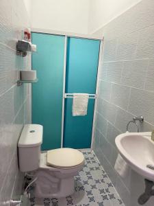 ein Bad mit einem WC und einem Waschbecken in der Unterkunft Apartamentos ANGEL'S in Buga