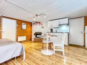 Cette chambre comprend un lit, une table et une cuisine. dans l'établissement Holiday Home Köningsviken by Interhome, à Sipoo