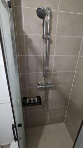 łazienka z prysznicem z głowicą prysznicową w obiekcie Perle Urbaine : Jardin Spacieux! w mieście Saint-Gratien