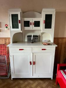 una cucina con armadietti bianchi e bancone di Summer House with Sauna on Beautiful Island 