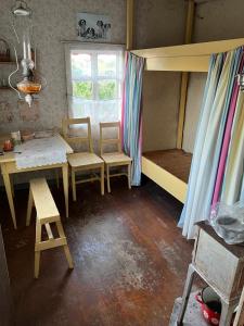 Pokój z łóżkiem piętrowym, stołem i krzesłami w obiekcie Summer House with Sauna on Beautiful Island 