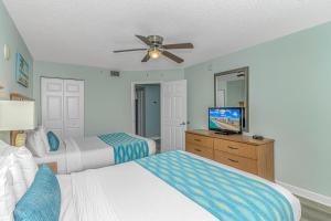 1 Schlafzimmer mit 2 Betten und einem Deckenventilator in der Unterkunft Paradise 1408 in Myrtle Beach
