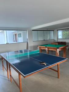een tafeltennistafel in een kamer met 2 tafels bij FLAT TAMANDARÉ MAUI 01 in Tamandaré