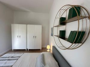 een slaapkamer met een grote spiegel aan de muur bij casa Fioravanti in Bologna