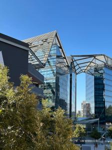 un gran edificio de cristal con estructura metálica en casa Fioravanti, en Bolonia