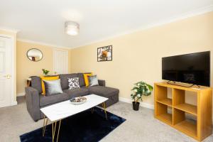 a living room with a couch and a flat screen tv at Charming 1BR flat, Canning Town, ExCel, City Hall in London
