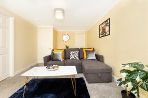 a living room with a couch and a table at Charming 1BR flat, Canning Town, ExCel, City Hall in London
