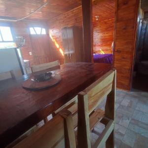 een keuken met een houten tafel in een huisje bij Cabaña El Mar in Barra del Chuy