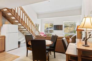 Χώρος καθιστικού στο Palisades Tahoe Lodge Rentals Studio Loft #353