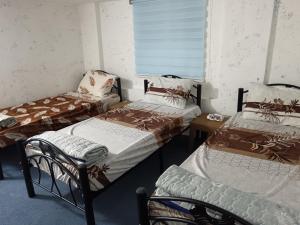 En eller flere senger på et rom på Rousan House